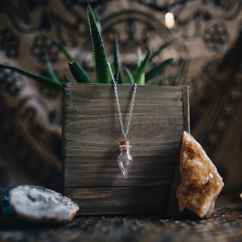 Tasbih Photography, Jewelry Poses, Jewelry Photo Ideas, Necklace Photography, Jewelry Photography Ideas, Dried Flower Necklace, Jewellery Photoshoot, Raw Crystal Pendant, Wish Necklace