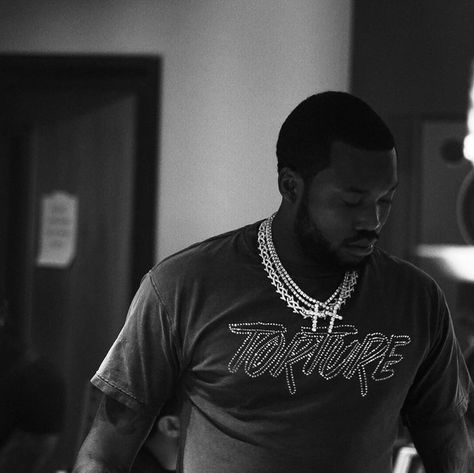 Meek Mill Aesthetic, Mill Aesthetic, Black And Gold Aesthetic, Chris Brown Videos, Shoes Wallpaper, Meek Mill, Hip Hop Art, Gold Aesthetic, Best Rapper