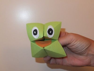 Eine Origami Idee: Frosch falten! Der kleine Frosch sitzt am Teich und... nein er quakt nicht. Was er macht erfahrt ihr hier. Alter: ab 4 Jahre Material: quadratisches grünes Blatt Papier Stift Schere Klebstoff weißes und rotes Papier Anleitung: Oh, du mein kleiner Frosch... Wir falten zunächst unser grünes Blatt:    Das quadratische Blatt wird… Frogs For Kids, Origami Frog, Origami Butterfly, Origami Flowers, Halloween Crafts For Kids, Origami Tutorial, Creature Feature, Origami Easy, Origami Art