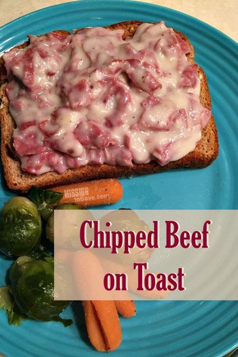 This Chipped Beef on Toast recipe is classic comfort food.  This frugal meal has roots in the military and is sometimes called S.O.S. too! ;) Chipped Beef Recipe, Easy Dinner Recipes For Beginners, Chipped Beef On Toast, Beef On Toast, Dinner Recipes For Beginners, Skillet Food, Sos Recipe, Creamed Chipped Beef, Creamed Beef