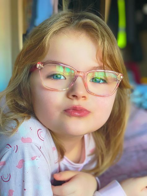 Kids With Glasses, Girls Glasses, Childrens Glasses, Dark Academia Outfit, Preteen Fashion, Baby Sunglasses, Kids Glasses, Girls With Glasses, Eyewear Design