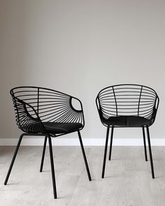 Black Wire Chair, Metal Chairs Design Modern, Black Modern Dining Chairs, Metal Chairs Dining Room, Metal Chair Design, Modern Black Dining Chairs, Metal Outdoor Chair, Metal Frame Table, Outdoor Chairs Design