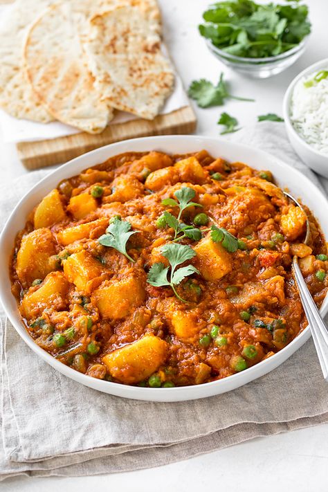 This warming potato curry with peas is filled with fragrant spices, garlic and fresh ginger, and is the perfect comforting vegetarian meal! | thecozyapron.com #potatocurry #potatocurryrecipe #potatocurrywithpeas #potatocurryrecipesindian Curry Potatoes, Potato And Pea Curry, Potato Curry Recipe, Pea Curry, Carrot Curry, Curried Lentil Soup, Vegetarian Chicken, Dried Potatoes, Recipes Lunch