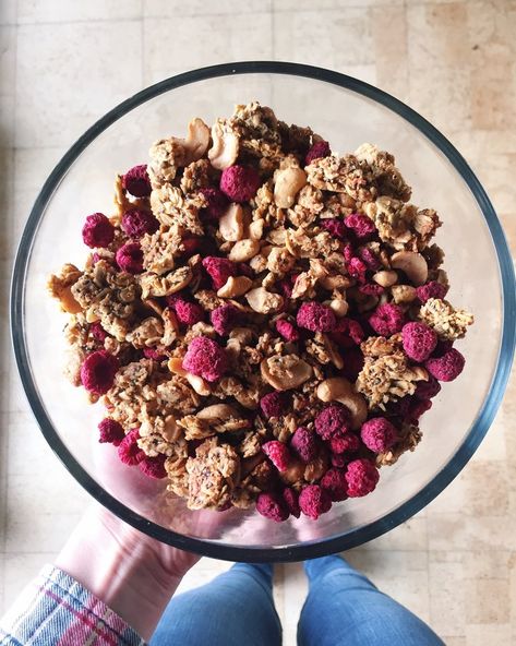 Cashew Granola, Raspberry Granola, Freeze Dried Raspberries, Dried Raspberries, Freeze Dried Fruit, My Energy, Lemon Raspberry, Cooked Breakfast, Granola Recipes