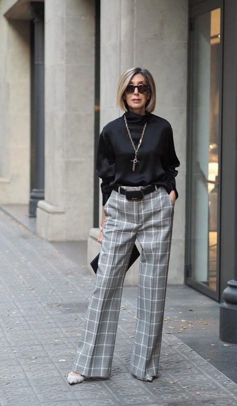 Grey Plaid Pants Outfit, Grey Pants Outfit, Plaid Pants Outfit, 40's Style, Work Outfit Office, 40s Fashion, Fall Outfits For Work, Fashion Mistakes, Pantalon Large