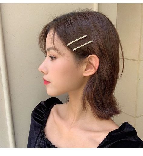 (paid link) Amongst all the other forms of accessories for women, the Hair Jewelry are the ones that hold the most importance for sure. Snap Clips Hairstyles, How To Style Pearls, Short Hair Accessories, Pearl Hair Pin, Minimal Hair, Jewelry Korean, Vintage Hair Clips, Pin Hair, Vintage Hair Accessories