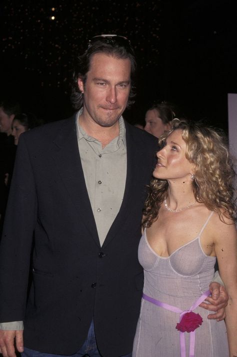 John Corbett AKA Aidan secretly knew Carrie would end up with Big. Carrie Bradshaw Hair, Carrie And Big, John Corbett, Carrie Bradshaw Outfits, Carrie Bradshaw Style, Best Tv Couples, Deep Winter, City Outfits, Tv Couples