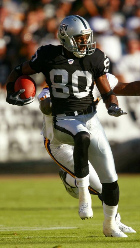 Raiders Players, Raiders Wallpaper, Oakland Raiders Football, Nfl Football Pictures, Jerry Rice, Nfl Raiders, Raiders Football, Raider Nation, Sports Pictures