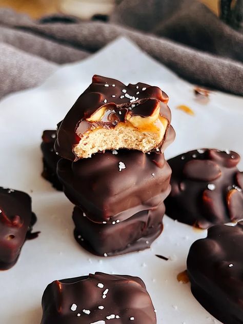 Protein Snickers, Snickers Bites, Snickers Protein, Pudding Recipes Homemade, Batch Cooking Recipes, Caramel Ingredients, Protein Bites, Bar Cookies, Super Easy Recipes