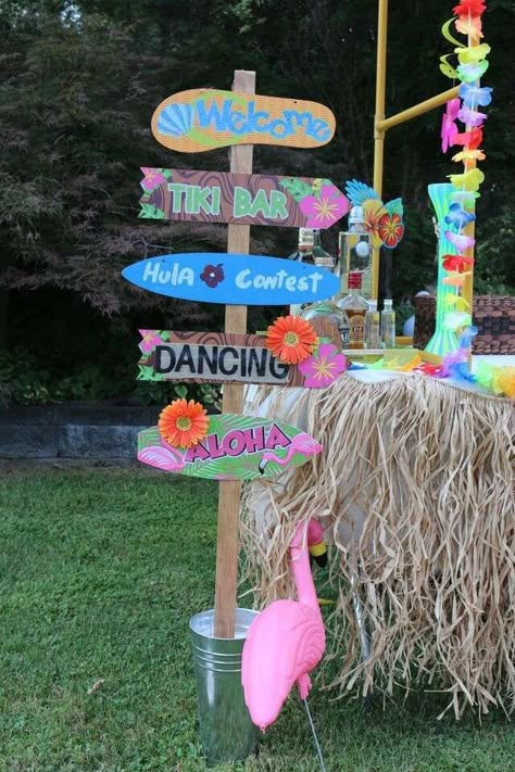 65th Luau Birthday | CatchMyParty.com Luau Candy Bar, Hawaii Party Aesthetic, Hawian Theme Birthday Party, Hawaiian Birthday Party Decorations, Hawaiian Birthday Party Ideas, Hawaii Birthday Party, Beach Theme Birthday Party, Summer Theme Party, 17. Geburtstag