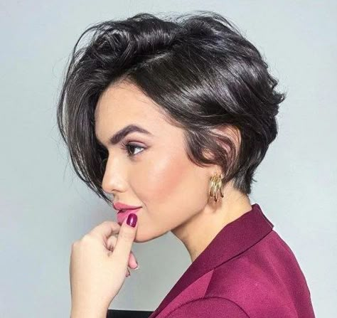 Long Bixie Haircut with Deep Side Part Pixie-cut Lang, Pixie Cut Round Face, Longer Pixie Haircut, Pixie Bob Haircut, Short Hair Trends, Spring Hair Color, Round Face Haircuts, Short Bob Haircuts, Short Hair Color