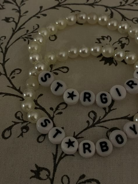 Couple Braclet Ideas Diy, Beaded Word Bracelets Funny, Cute Letter Bracelets, Bracelet Ideas With Letters, Bracelet Ideas Letters, Bracelet Letter Ideas, Letter Bracelet Ideas, Mitski Bracelet, Bead Bracelets Aesthetic