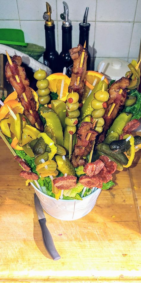 Single Appetizers, Pickle Display Party, Pickle Bouquet Diy, How To Make A Pickle Bouquet, Pickles At Wedding, Dill Bouquet, Pickle Themed Bachelorette Party, Pickle Bouquet, Bacon Bouquet