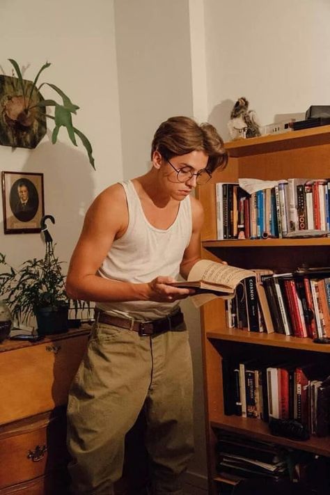 Ever seen someone born to play a role? Cole Sprouse dressed as Milo Thatch from "Atlantis The Lost Empire" is a perfect match. 🌊 Milo Cosplay, Milo Thatch, Disney Couple Costumes, Disney Channel Original Movies, Max And Roxanne, Cole Sprouse Aesthetic, Cole Sprouse Hot, Disney Duos, Cole Sprouse Funny