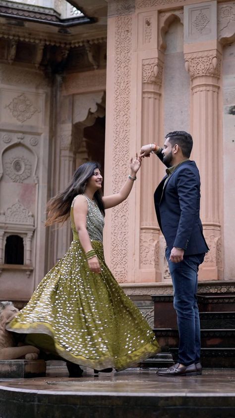 Outdoor Couple Shoot Indian, Preeweding Shoot, Prewedding Video Ideas, Couple Reels Ideas, Pre Wedding Video Shoot Ideas, Pre Wedding Shoot Outfit Ideas, Prewedding Shoot Ideas, Cinematic Couple, Pre Wedding Photoshoot Beach