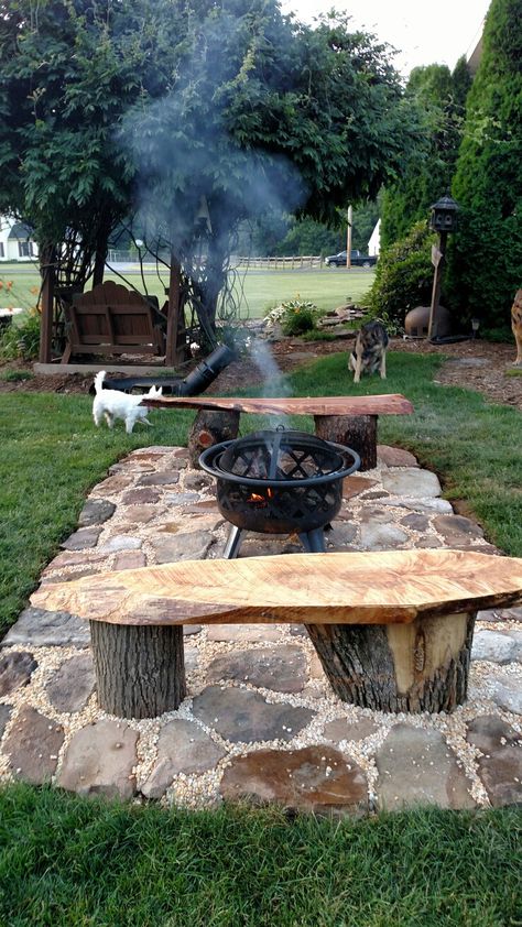 Fire Pit Ideas Rustic, Tree Chairs Ideas, Natural Fire Pit Ideas, Tree Stump Bench, Unique Fire Pit Ideas, Simple Garden Furniture Ideas, Rustic Fire Pit, Garden Furniture Ideas, Fire Pit Bench