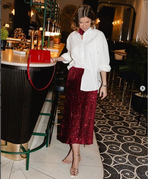 Midi Rok Outfit, Skirt And White Shirt, Red Sequin Skirt, Sequin Skirt Outfit, Sequin Midi Skirt, Midi Skirt Outfit, Christmas Look, Eve Outfit, Preppy Look