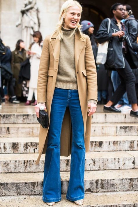 A camel coat and flare jeans make for the perfect Spring street-style Flare Jeans Street Style, Supermodel Outfits, Camel Coat Outfit Classy, Aymeline Valade, Camel Coat Outfit Casual, Chic Attitude, Camel Coat Outfit, Jeans Street Style, Coachella Festival