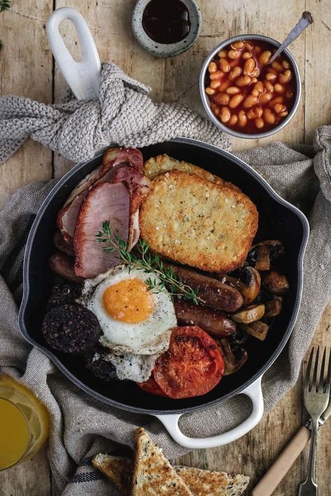 Traditional Full Irish Breakfast (fry up) - The Irishman's Wife Breakfast Fry Up, Full English Breakfast Traditional, Full English Breakfast Aesthetic, English Breakfast Aesthetic, Hangover Recipes, Fry Up, English Breakfast Ideas, Fantasy Breakfast, Fry Up Breakfast