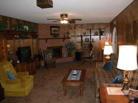 1970s Suburban Home, 60s Flat Interior, Black Grandma House Aesthetic, Midwest Living Room, Ugly Interior Design, 1990s House Interior, Midwest House Interior, 1970s House Decor, 1990s Home Decor