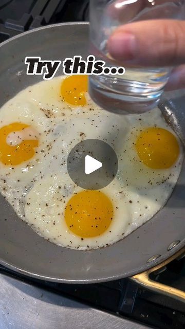 Eggs Over Easy, Egg Hacks, Bon Appetite Recipes, Cooking Eggs, Recipes Eggs, Over Easy Eggs, Amazing Food Hacks, Facebook Recipes, Cooking Lover