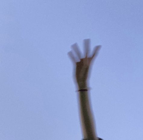 #blurrypic #handintheair #hand Peace Hand Aesthetic, Peace Sign Hand, Blurry Vision, Hands In The Air, Spotify Covers, Aesthetic Sky, Romanticizing Life, Sky Aesthetic, Peace Sign