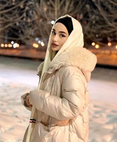 Hijabi Snow Outfits, Hijabi Winter Outfits, Fur Coat Fashion, Cosy Outfit, Street Hijab Fashion, Luxury Lifestyle Fashion, Hijab Style Tutorial, Modest Fashion Hijab, Head Scarf Styles