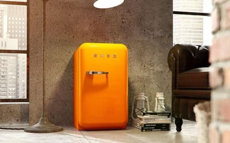 small orange fridge Smeg Mini Fridge, Outdoor Mini Fridge, Smeg Refrigerator, Jam Room, Retro Living Room Decor, Cool Mini Fridge, Smeg Kitchen, Smeg Fridge, Retro Refrigerator