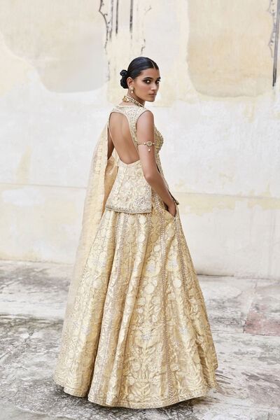 Benaras - Woman - Shop Ghaghara Choli, Shadi Outfits, Designer Lengha, Indo Western Outfits For Women, Gharara Designs, Brother Wedding, New Lehenga, Lehenga And Blouse, Rajasthani Dress