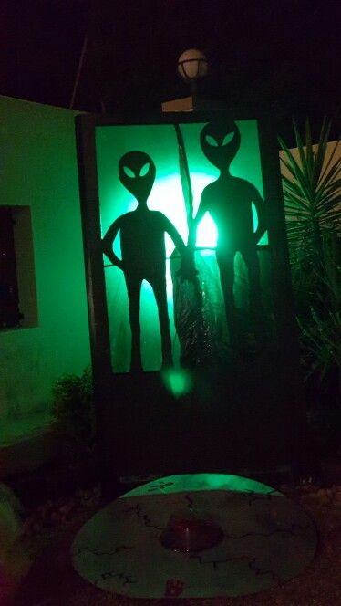 Alien Party Decorations Outer Space, Alien Window Display, Alien Halloween Decorations Outdoor, Alien Theme Bedroom, Alien Themed Halloween Decorations, Alien Theme Halloween Decorations, Halloween Space Theme, Alien Halloween Party Ideas, Cryptid Party Decorations