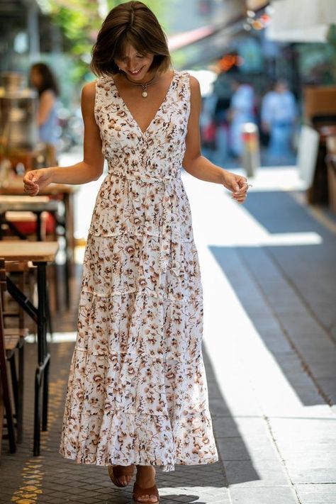 What Type of Dress Suits a Pear Shaped Body - MariD Fashion-Women`s Fashion Outfits,Trending Style Tips & Tricks Pear Shaped Dresses, Type Of Dress, Carrie Dress, Cotton Long Dress, Mode Boho, Long Dress Casual, Urban Dresses, Summer Dress Outfits, Long Summer Dresses