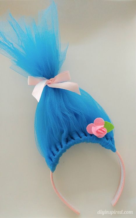 For softball opening day, the teams get dressed up in costumes. We are the Trolls so, I had to figure out how to make DIY Troll hair headbands. Diy Troll Hair, Troll Headband Diy, Troll Hair Diy, Trolls Headband, Headbands Diy, Troll Costume, Trolls Party, Trolls Poppy, Diy Headbands