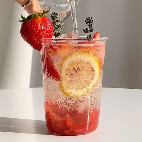 SAEBOM (@saebom_homecafe) • Instagram photos and videos Strawberry Sparkling Water Drink, Sparkling Water Recipes, Sparkling Water Drinks, Strawberry Water, Strawberry Drinks, Aesthetic Drinks, Drink Recipes Nonalcoholic, Lemon Drink, Refreshing Drinks Recipes