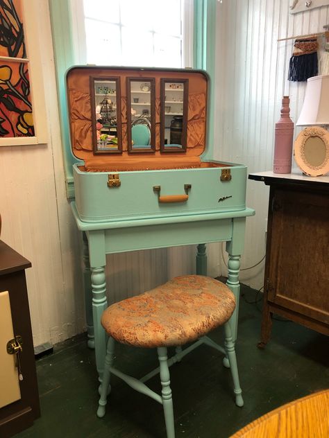 Vintage Suitcases Table, Suitcase Table Diy, Suitcase Vanity, Vintage Suitcase Decor, Suitcase Furniture, Vintage Suitcase Table, Suitcase Diy, Suitcase Ideas, Antique Suitcase