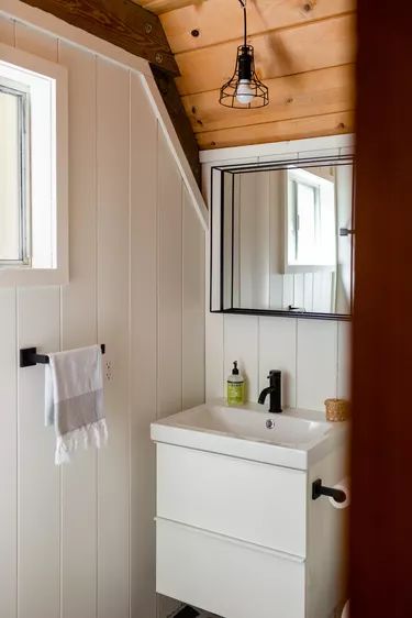 Color Blocked Bathroom, Camp Style Bathroom, Pond Bathroom, Small Modern Bathroom Ideas, Tiny Cabin Bathroom, Pine Bathroom, Mountain Apartment, Small Modern Bathroom, Historic Bungalow