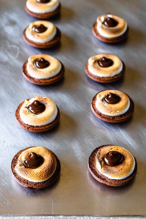 S'mores Macarons #smores #macarons #cookies #chocolate #marshmallow #ganache #frenchmacarons #glutenfree Smores Macarons Recipe, Smores Macarons, Chocolate S’more Cookies, S'mores Macarons, Marshmallow Macaron Filling, Chocolate S’mores Cookies, S’mores Macarons, Macaron Store, S’mores Chocolate Cookie