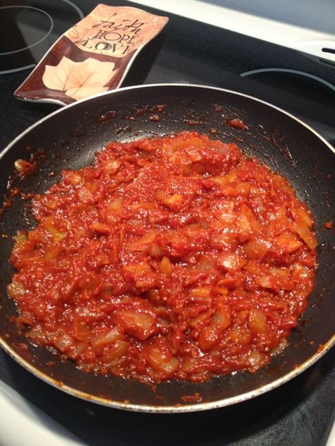 Two Azorean Chicks Onion Pasta Sauce, Portugal Azores, Onion Pasta, Red Gravy, Kraft Dinner, Hamburger Dishes, Chef Boyardee, Types Of Peppers, Homemade Ketchup