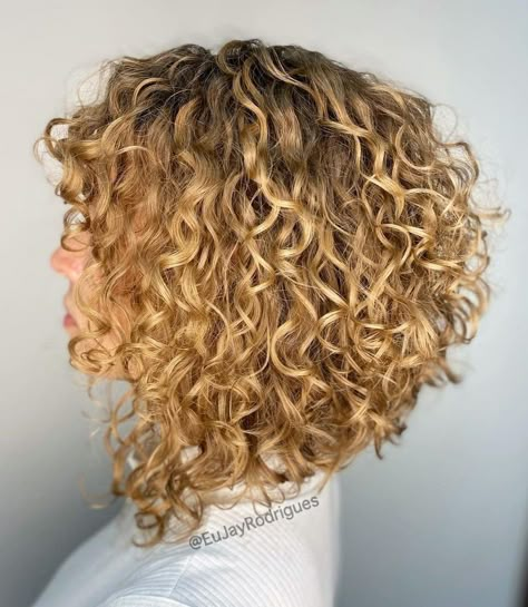 Blonde Stacked Bob for Curly Hair Bob For Curly Hair, Stacked Inverted Bob Haircuts, Long Curly Bob Haircut, Bob Haircuts For Curly Hair, Long Angled Bob Hairstyles, Bob Haircut Tutorial, Long Curly Bob, Curly Angled Bobs, Stacked Inverted Bob