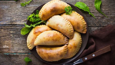 Ingredients and detailed instructions on how to prepare anchovy empanadas. Perfectly paired with Brut Rosé and Vigna di Gabri. Vegetarian Recipes Lentils, Crawfish Pie, Hand Pies Savory, New Year's Food, Party Catering, Food Carving, Hand Pies, Pie Dough, Chef Recipes