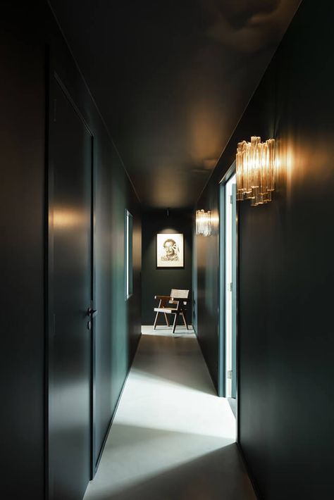 Simple and sexy Black Walls Hallway, Dark Green Hallway, Apartment Hacks, Green Hallway, Entryway Inspiration, Sophisticated Decor, Entry Hallway, Dark Wall, Dark Interiors