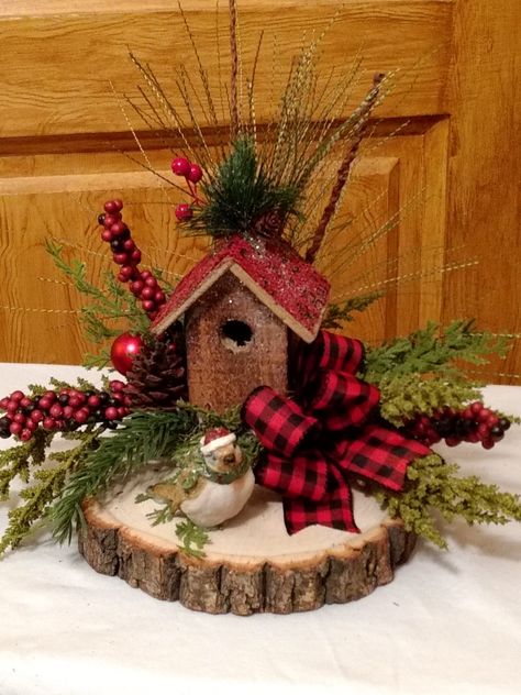 Holiday Centerpieces For Tables Farmhouse, Christmas Round Table Decorations Centerpiece, Valentine Candle Centerpieces, Farmhouse Christmas Crafts, Cool Christmas Ideas, Christmas Center Piece, Country Christmas Decorations Farmhouse, New Christmas Crafts For 2023, Xmas Centerpieces