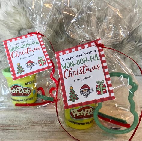 Gifts For Parents Christmas School, Parent Christmas Gifts From Teachers, School Class Gifts Christmas, Pre K Class Christmas Gift Ideas, Class Christmas Presents From Teacher, Christmas Simple Gifts, Preschool Handmade Christmas Gift, Treat Bag Ideas For Christmas, School Picture Christmas Gift Ideas