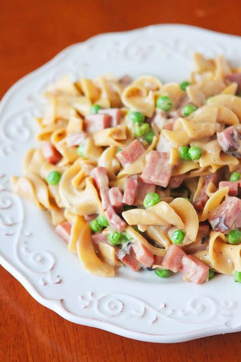 Peas, Ham, and Creamy Noodles -- A perfect, easy one dish skillet dinner, made in less than 15 mins! You even boil the noodles right in the skillet. www.kevinandamanda.com Creamy Noodles, Leftover Ham Recipes, Soup Chicken, Leftover Ham, Giada De Laurentiis, Ham Recipes, Recipes Soup, Pot Meals, Company Meals