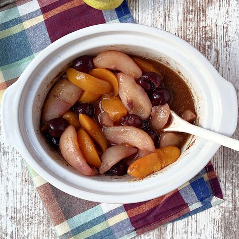 Crockpot Fruit Compote, Hot Fruit Compote, Crockpot Fruit Recipes, Warm Fruit Compote, Hot Fruit Compote Recipe, Hot Fruit Salad, Crockpot Fruit, Crock Pot Venison, Baked Fruit Recipes