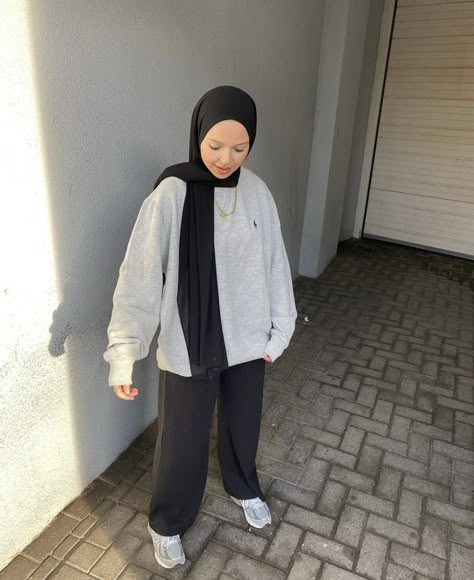 White Hoodie Outfit Hijab, Grey Sweater Hijab Outfit, Comfortable Hijab Outfits, Hijabi Sweatshirt Outfit, Hijab Hoodie Outfit, Grey Outfit Hijab, Hoodie Hijab Outfit, Hoodie Outfit Hijab, Leggings And Sweatshirt Outfit