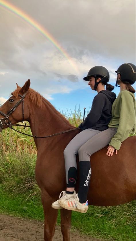 Equestrian Friends, Equestrian Summer, Horseback Riding Outfit, Riding Outfit Equestrian, Aesthetic Equestrian, Horse Friends, Equestrian Pictures, Bareback Riding, Horsey Life