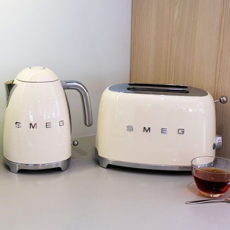 Smeg Kitchen Ideas Inspiration, Smeg Kitchen Ideas, Cream Kettle, Smeg Kettle, Smeg Toaster, Retro Toaster, Smeg Kitchen, 2023 Wishlist, Smeg Appliances