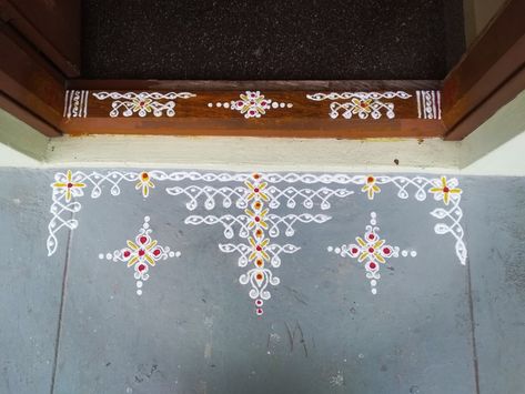 Varamahalakshmi festival special doorstep border rangoli design 2023 Muggu Borders, Kolam Border, Chalk Rangoli, Creative Rangoli Designs, Creative Rangoli, Wrapping Inspiration, Border Rangoli, Sketch Images, Indian Rangoli