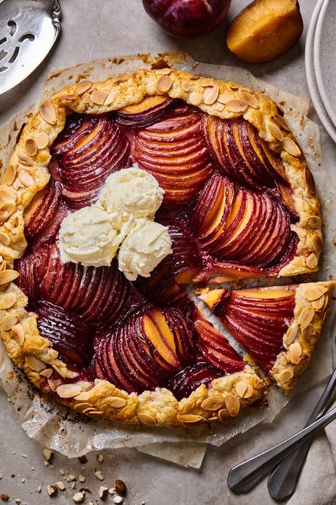 Sweet Galette Recipes, Galette Food Photography, Plum Galette Recipe, Plum Dessert Recipes, Sweet Galette, Almond Galette, Plum Galette, Plum Dessert, Almond Filling