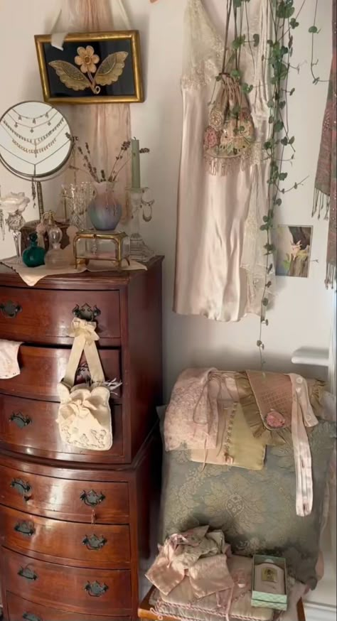 Grandma Room Aesthetic, Mori Kei Aesthetic Room, Vintage Coquette Room, Coquette Room Dark Wood, Cluttered Coquette Room, Small Bedroom Coquette, Dark Coqquete Style Room, Rooms Decoration, Antique Room